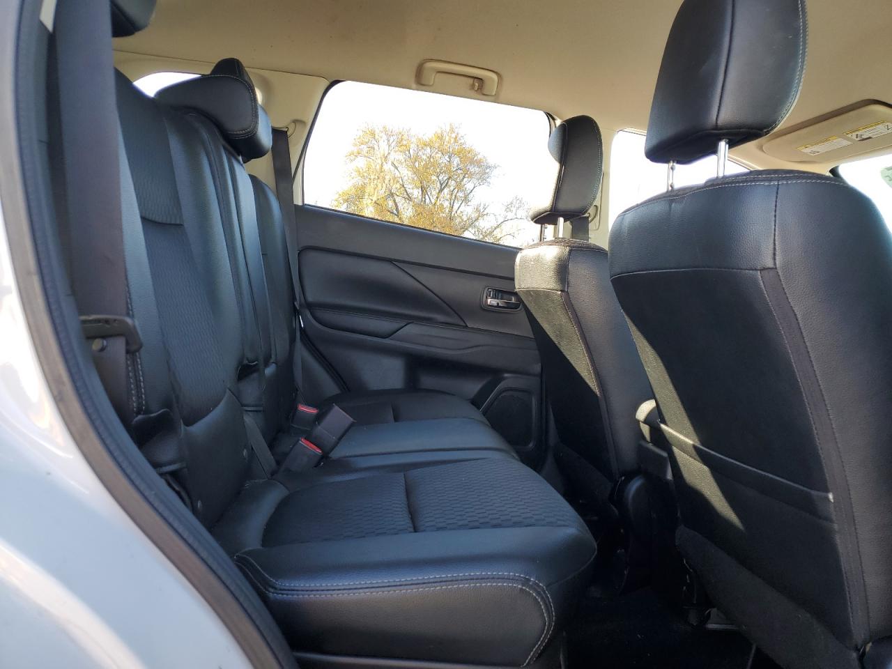 MITSUBISHI OUTLANDER SE