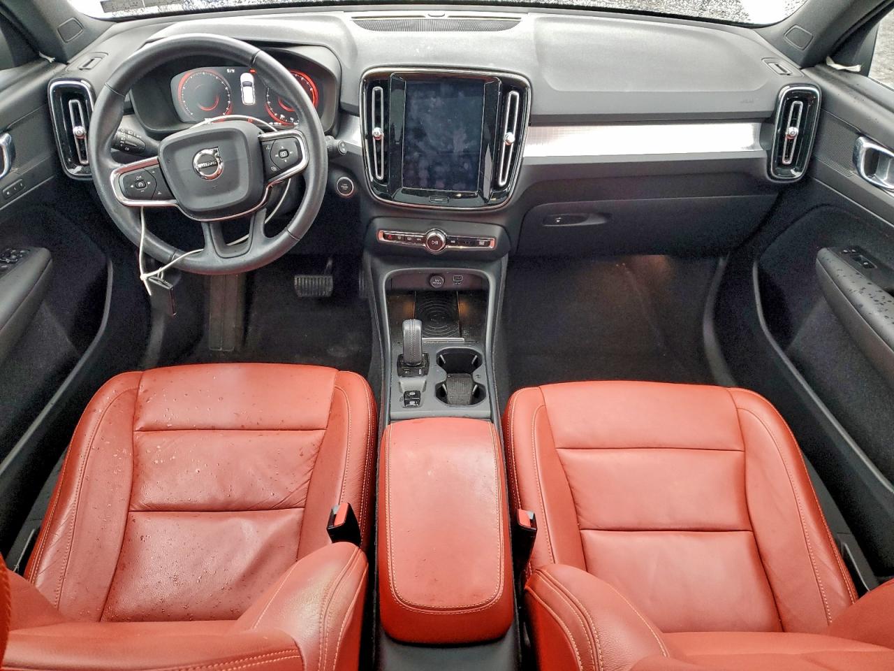 VOLVO XC40 T5 MOMENTUM