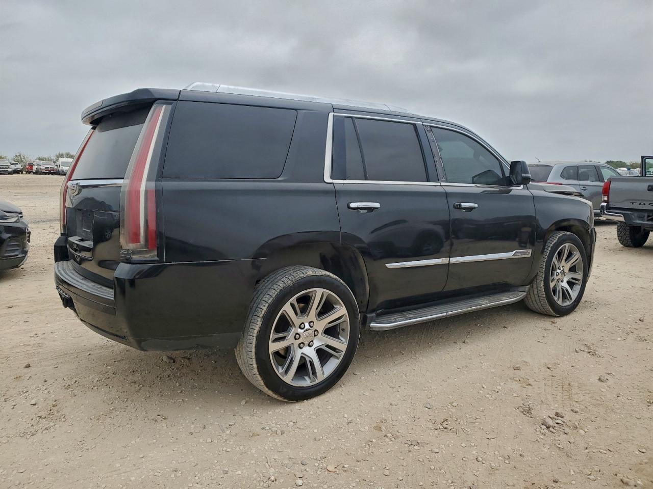 CADILLAC ESCALADE LUXURY