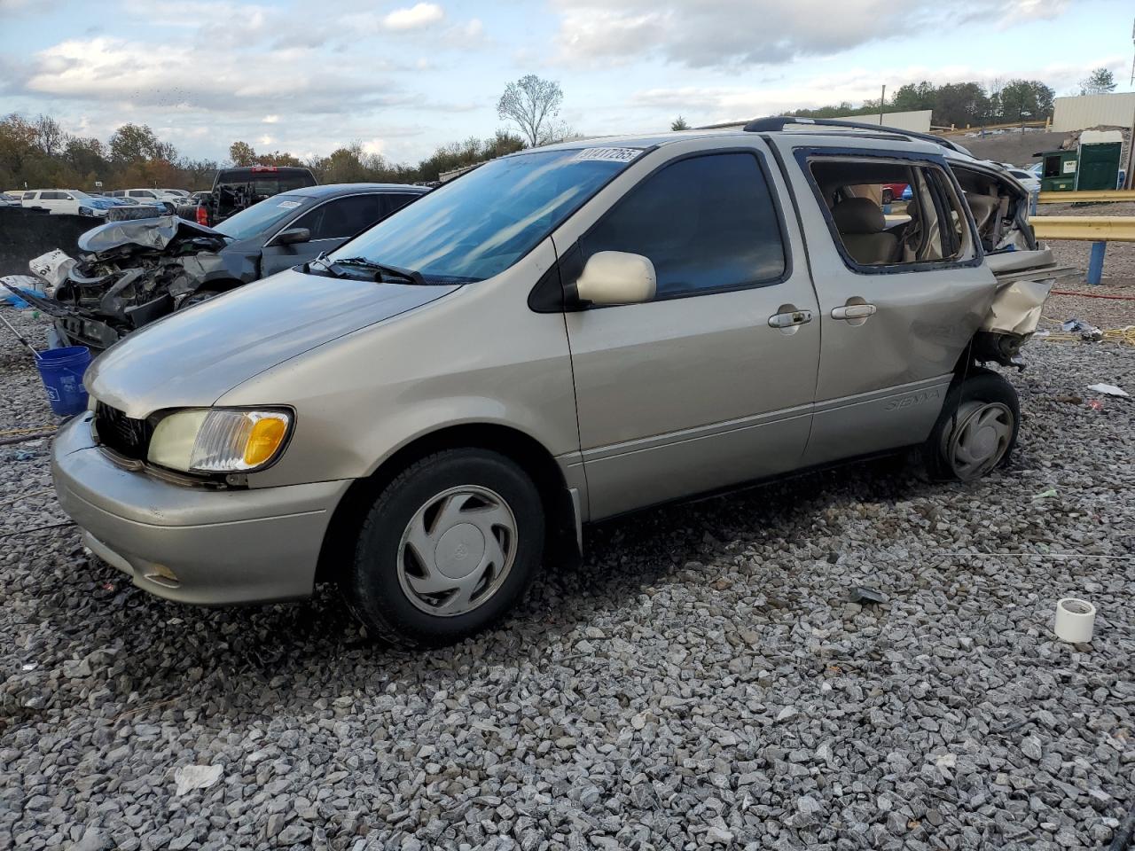 Lot #3286737316 2002 TOYOTA SIENNA LE