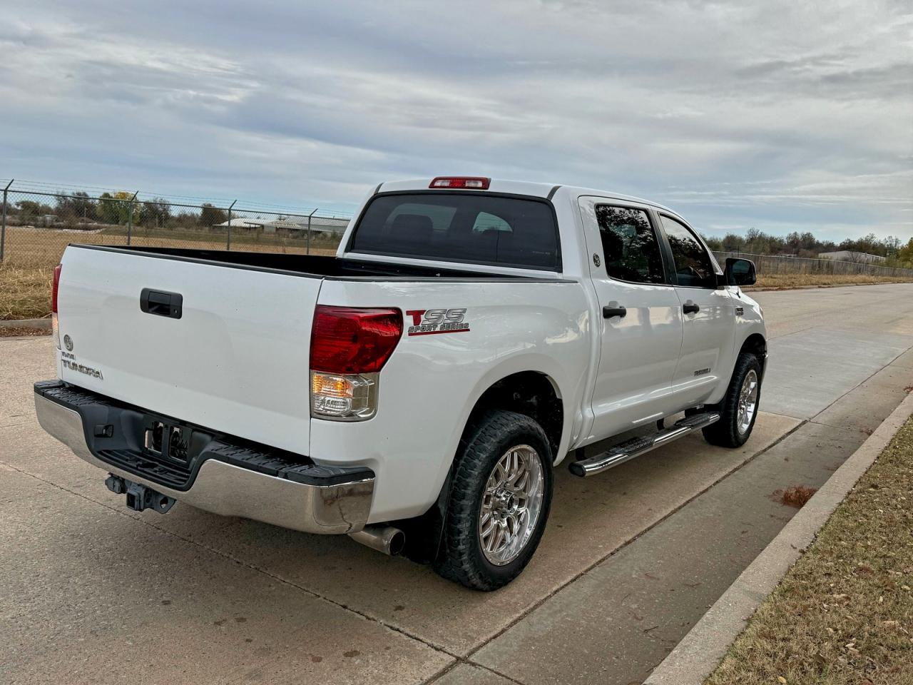 TOYOTA TUNDRA CREWMAX SR5