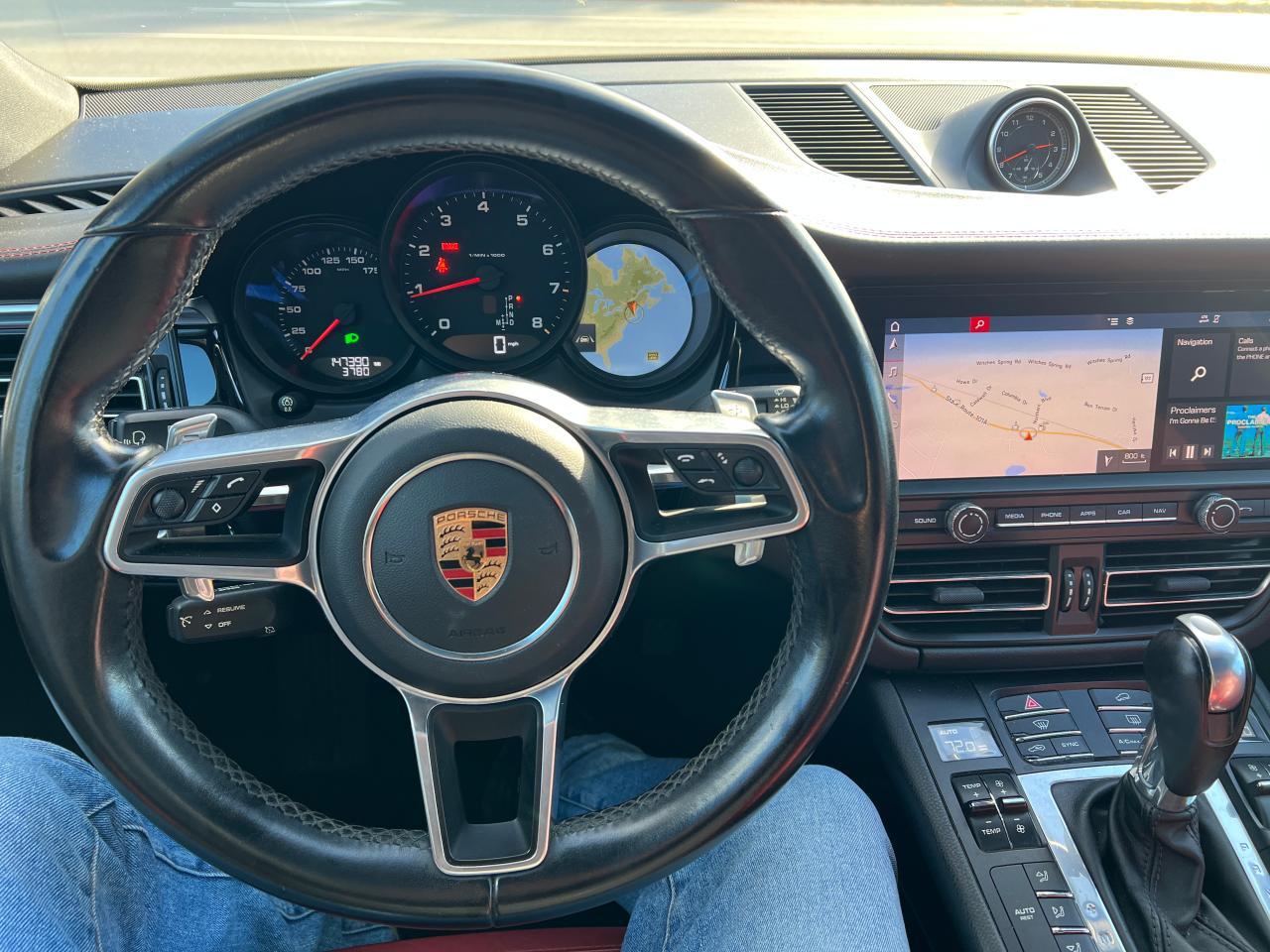 PORSCHE MACAN