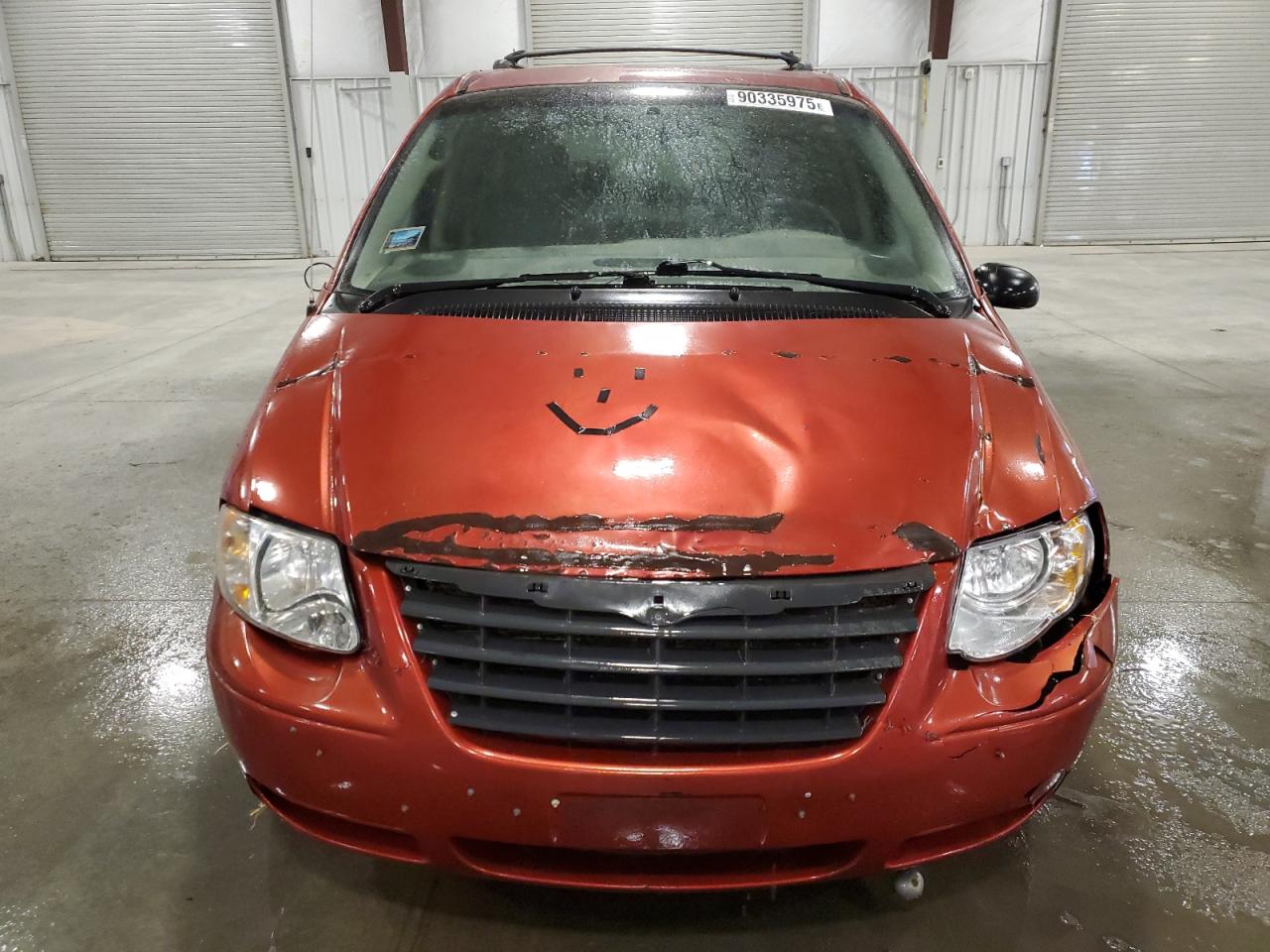 Lot #3298048153 2005 CHRYSLER TOWN & CNT