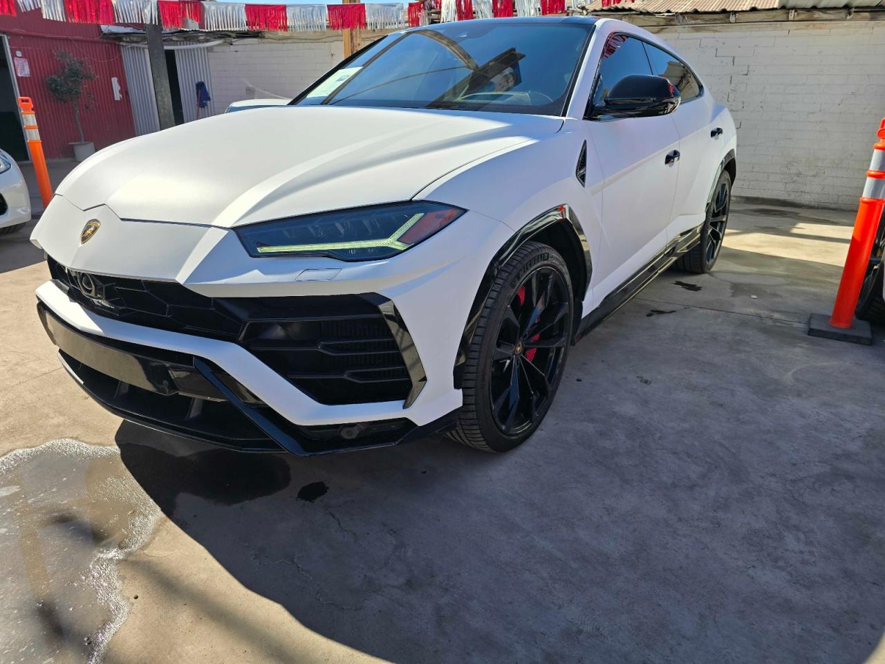 LAMBORGHINI URUS