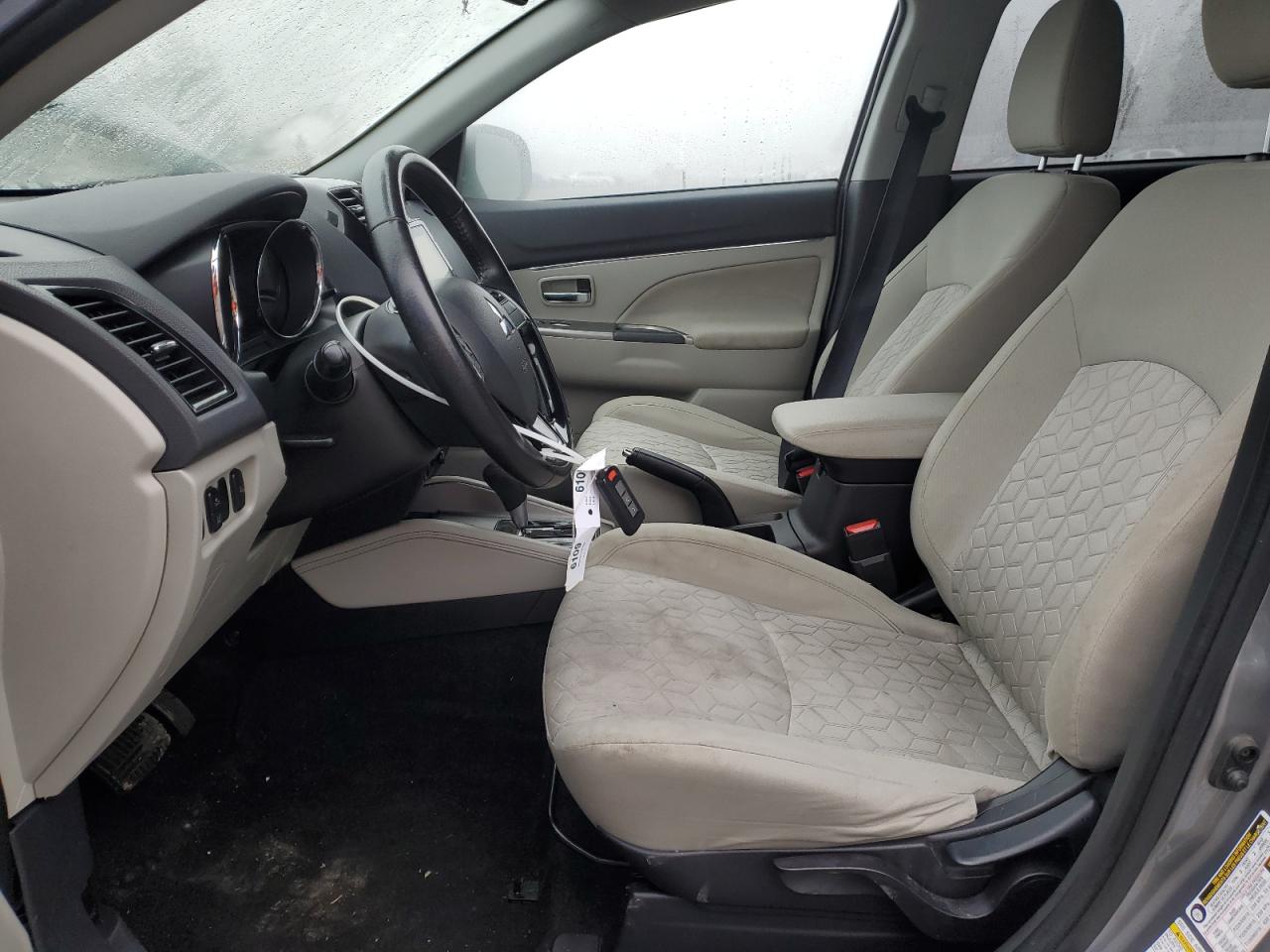 MITSUBISHI OUTLANDER SE