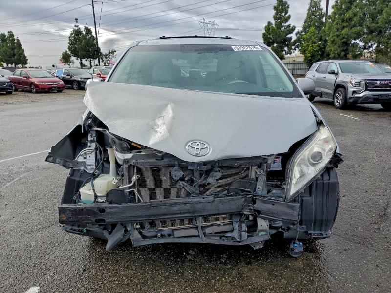 2014 TOYOTA SIENNA XLE #3304728913