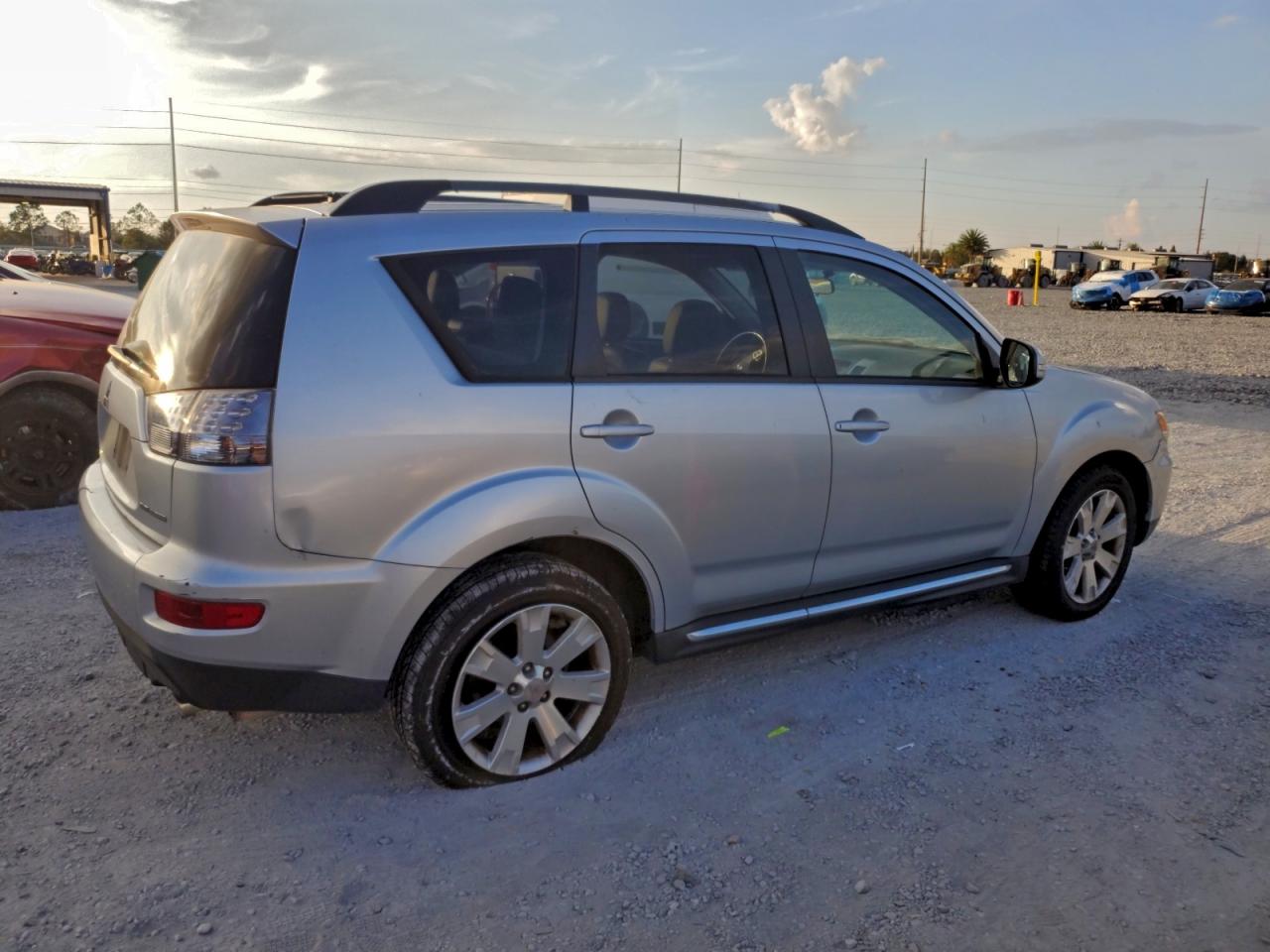 MITSUBISHI OUTLANDER SE