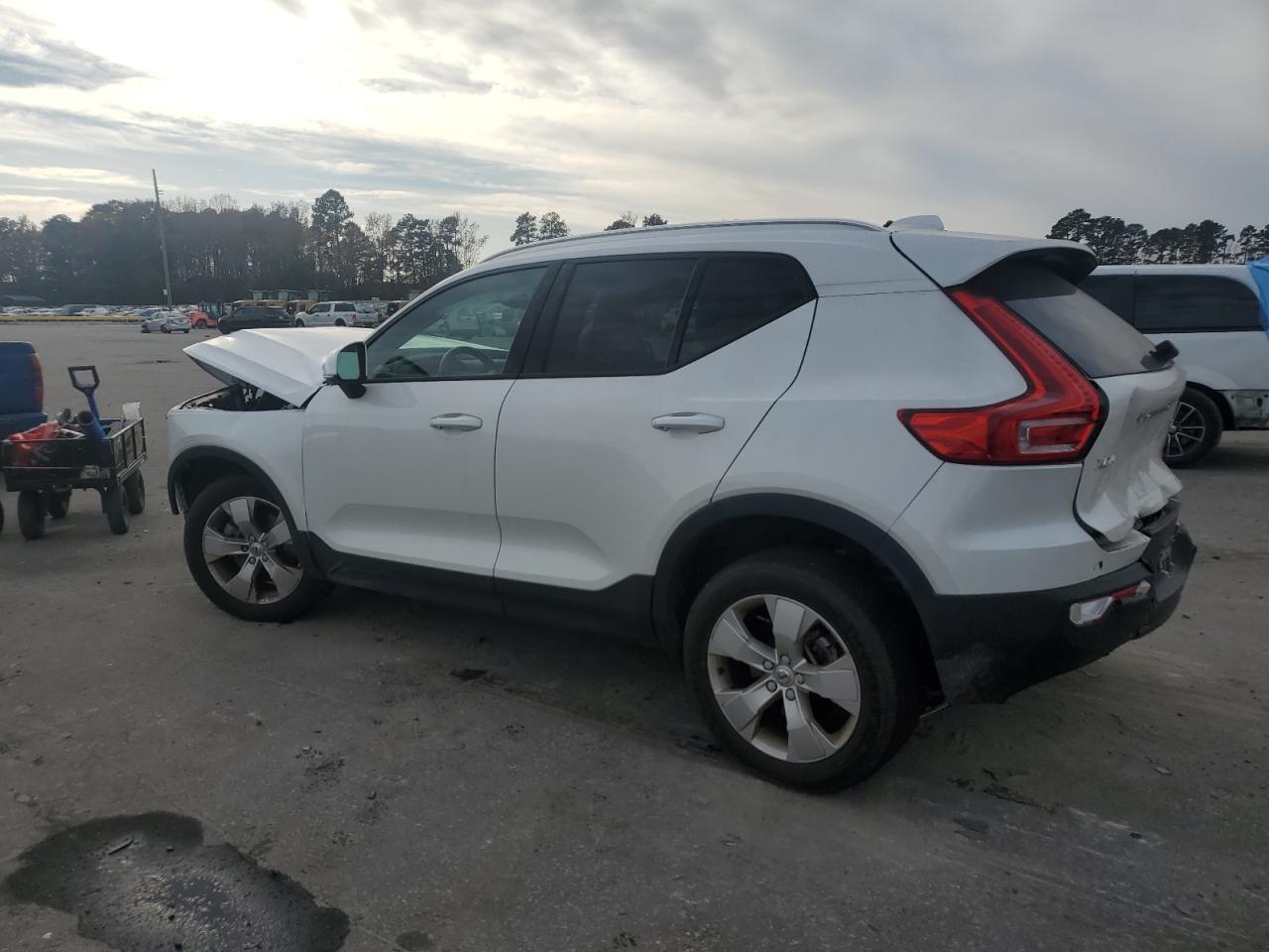 VOLVO XC40 T4 MOMENTUM