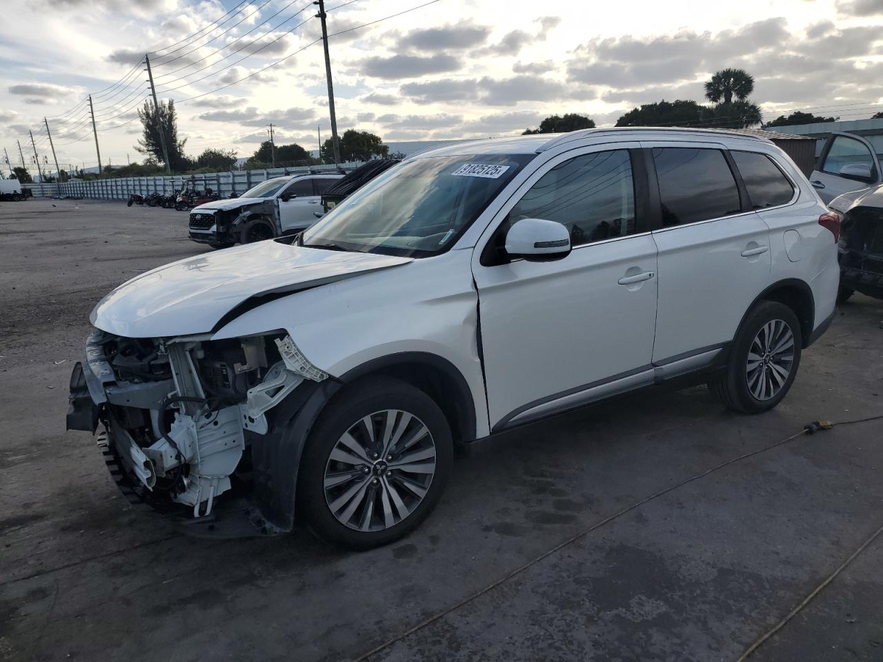 MITSUBISHI OUTLANDER SE