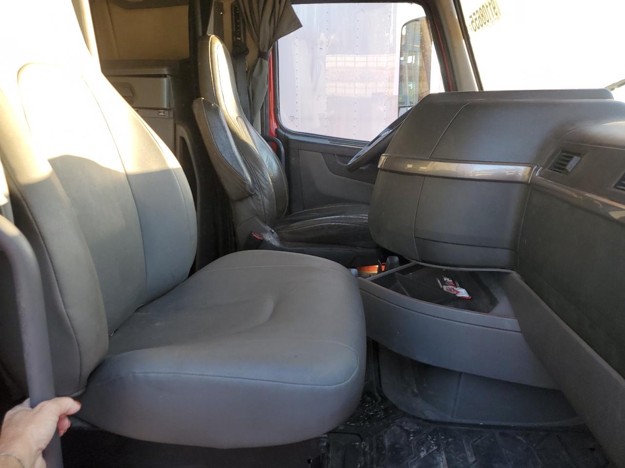 Lot #3293304422 2021 VOLVO VNL