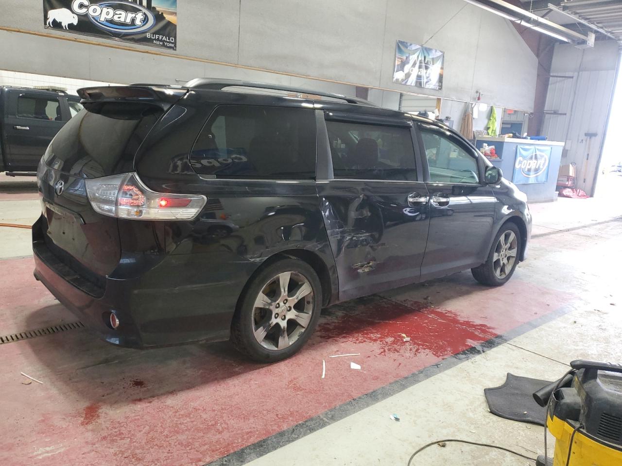 TOYOTA SIENNA SPORT