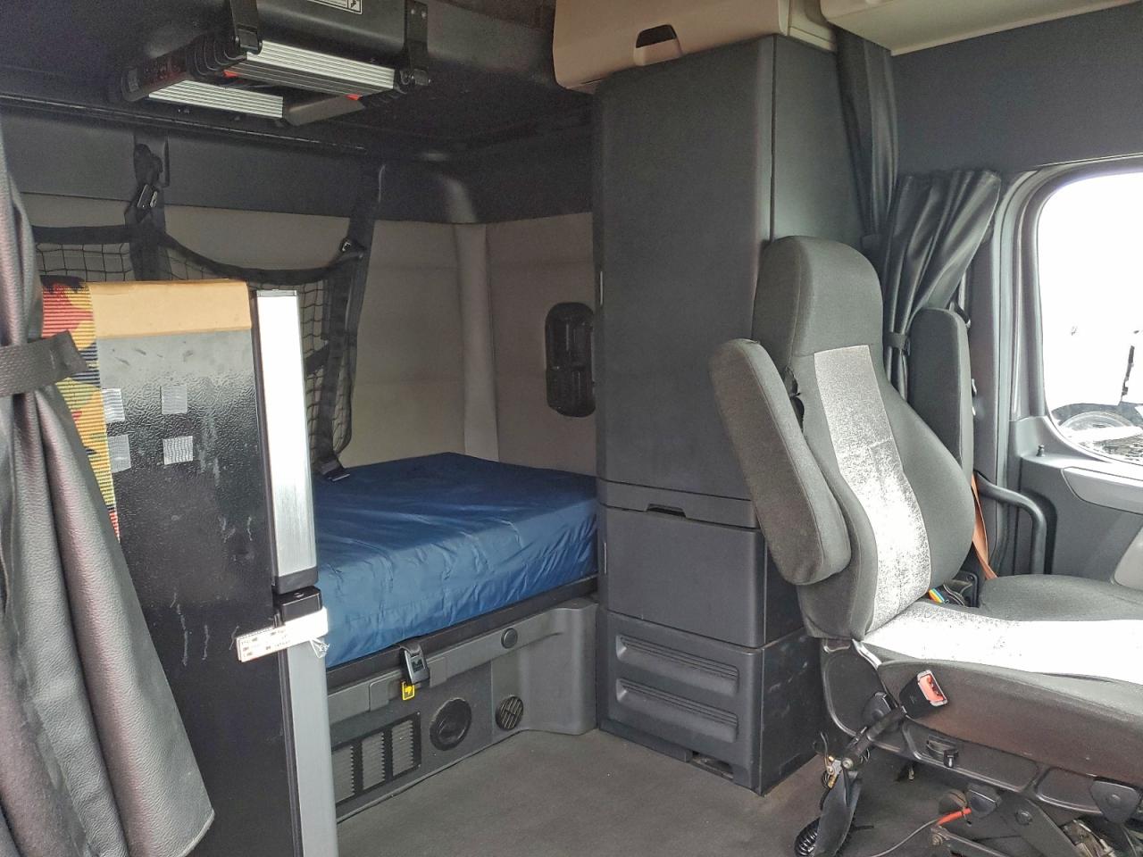 Lot #3302717005 2020 FREIGHTLINER CASCADIA 1