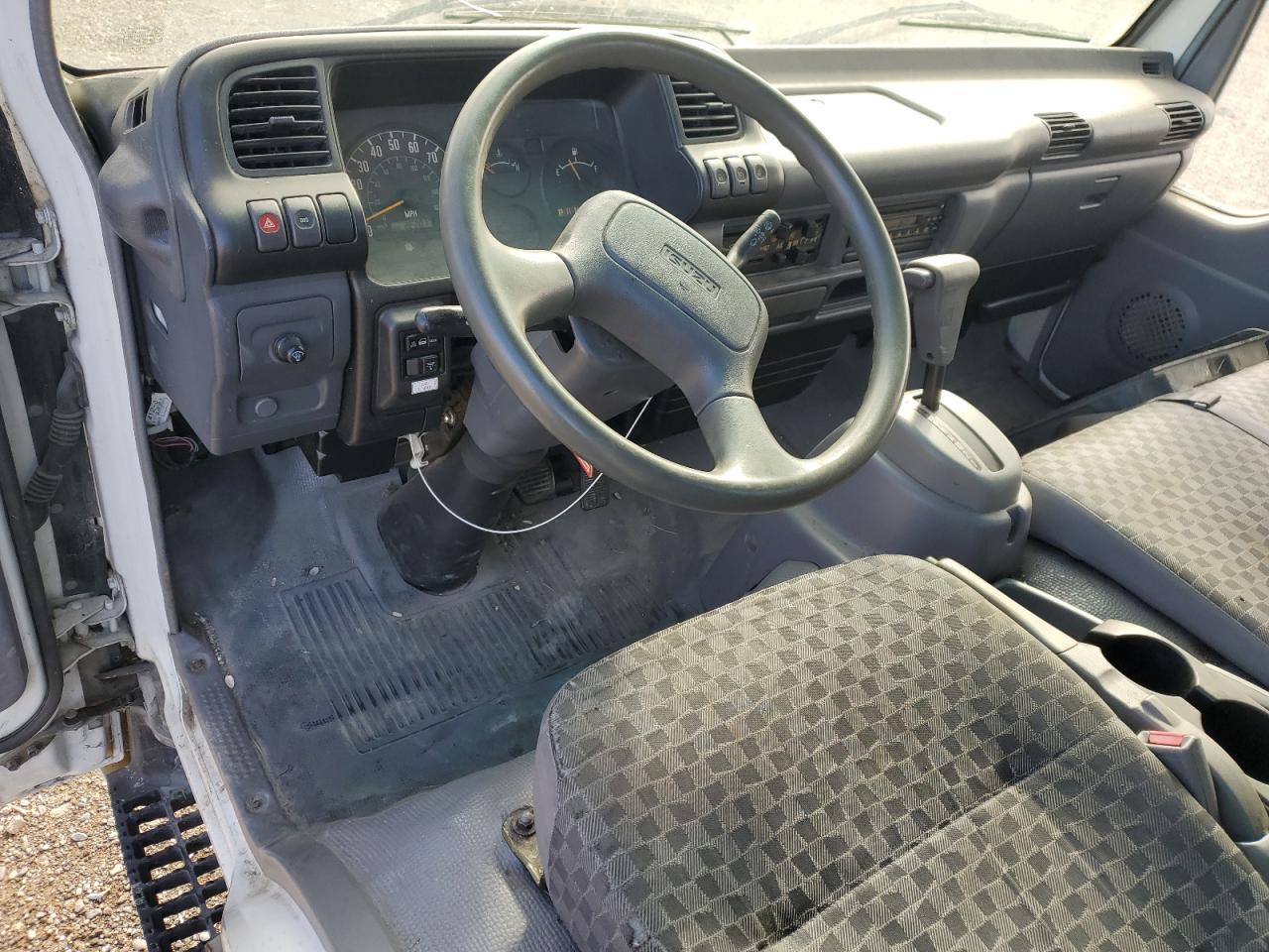 Lot #3284150534 2006 ISUZU NPR