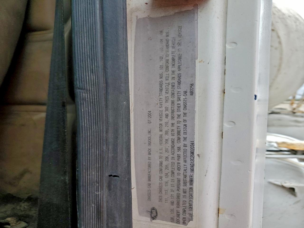 Lot #3302766343 2005 MACK 700 CV700