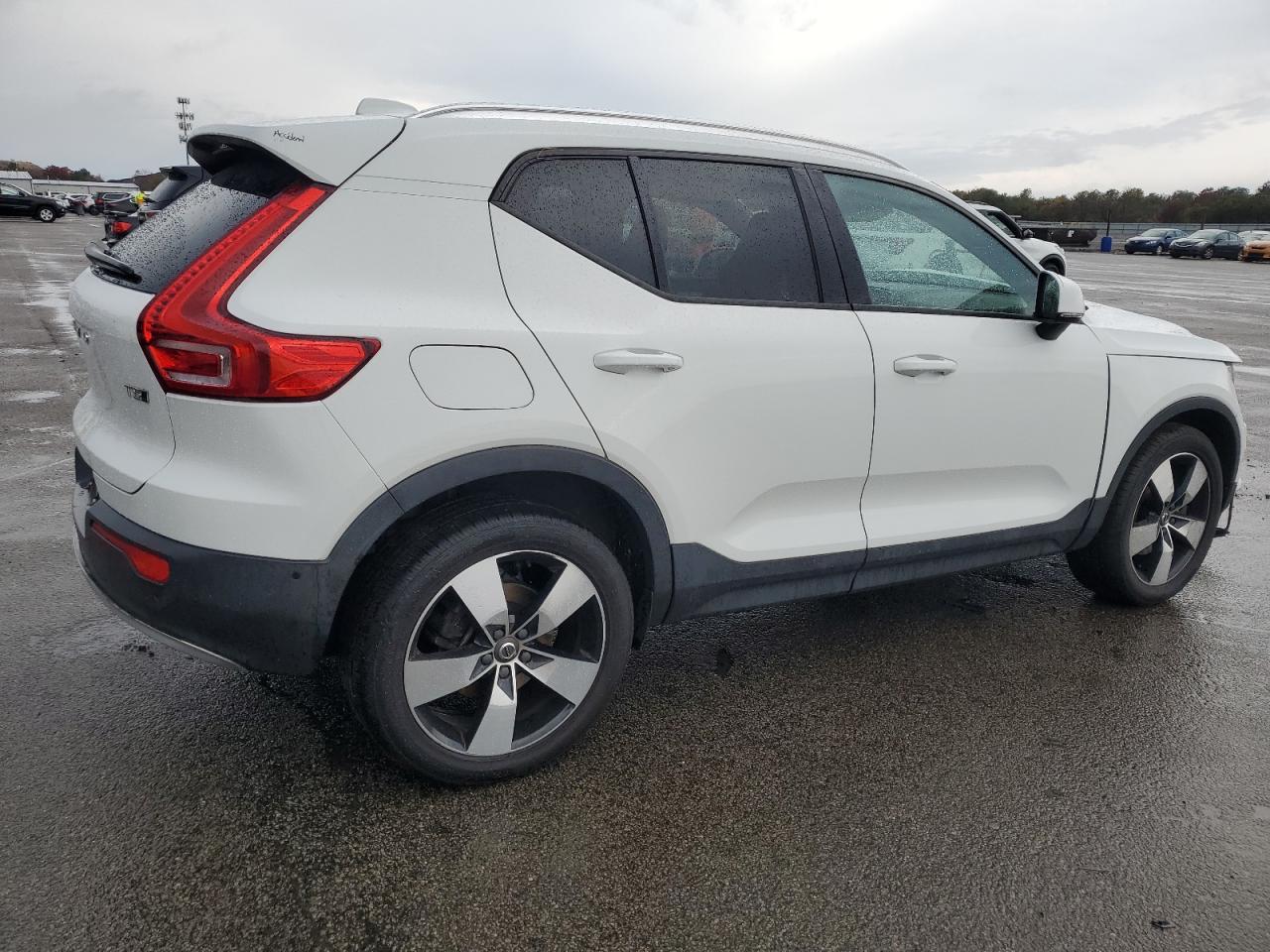 VOLVO XC40 T5 MOMENTUM