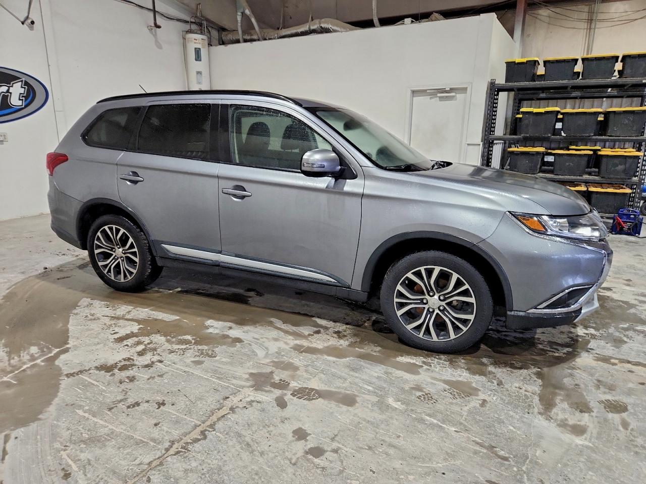 MITSUBISHI OUTLANDER SE