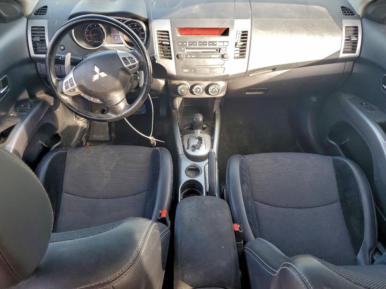 MITSUBISHI OUTLANDER SE