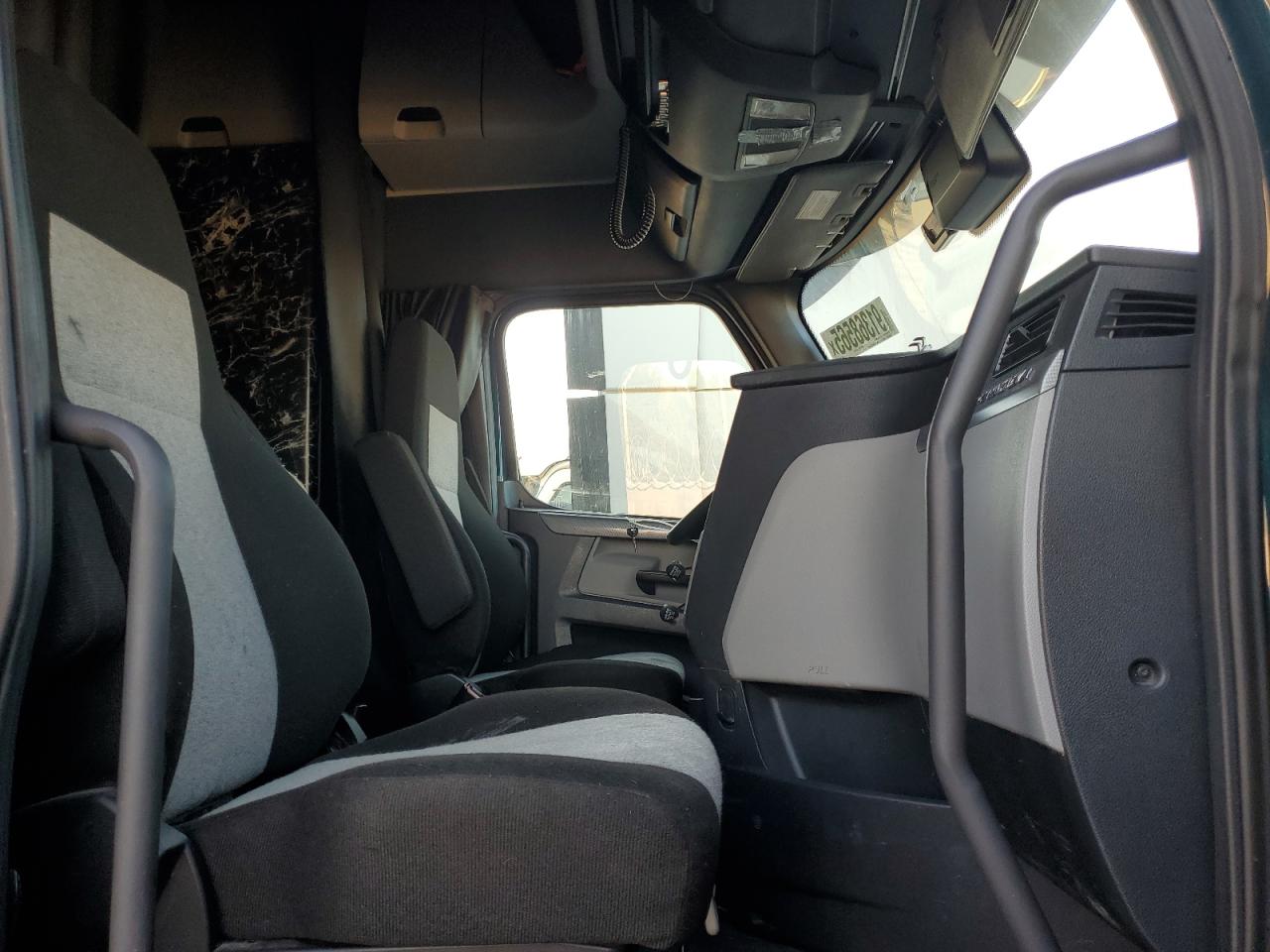 Lot #3293590445 2021 FREIGHTLINER CASCADIA 1