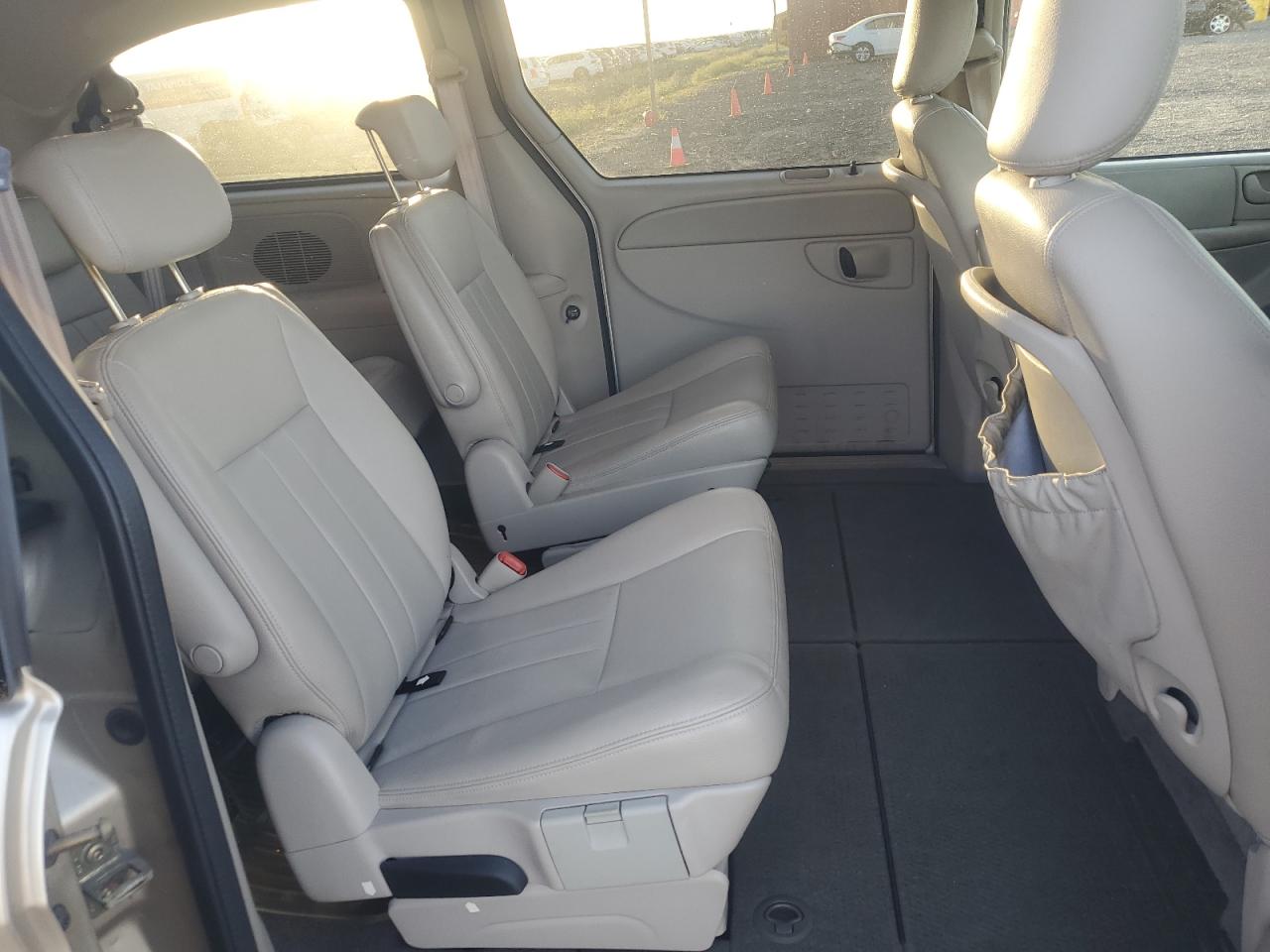 Lot #3318999325 2005 CHRYSLER TOWN & COU