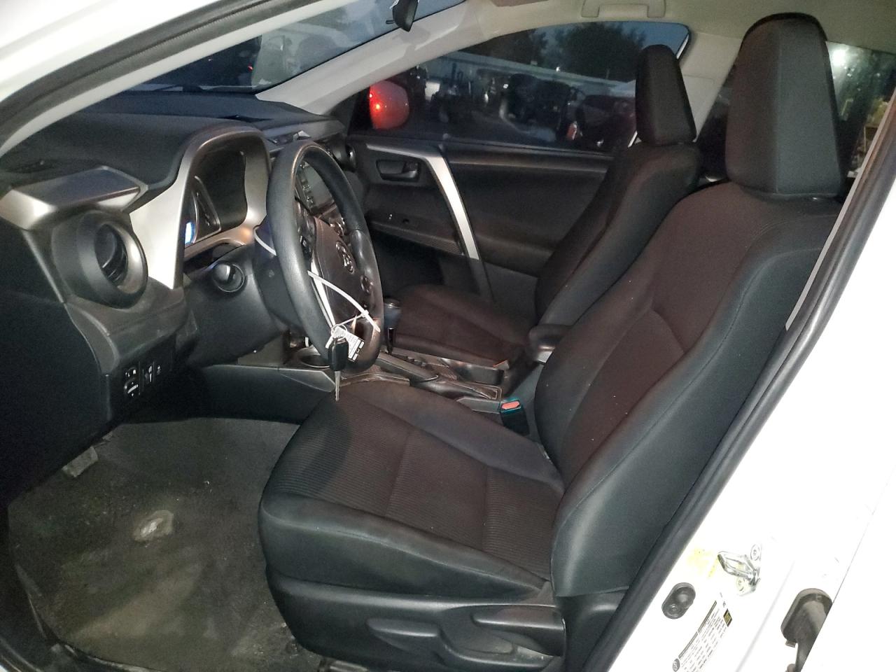 Toyota RAV4 Le Image 7