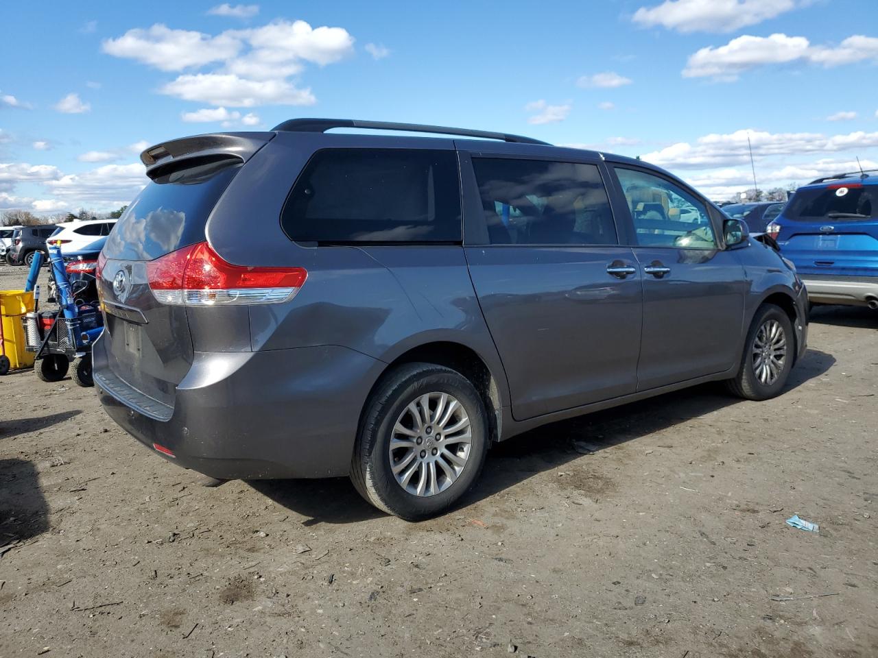 TOYOTA SIENNA XLE