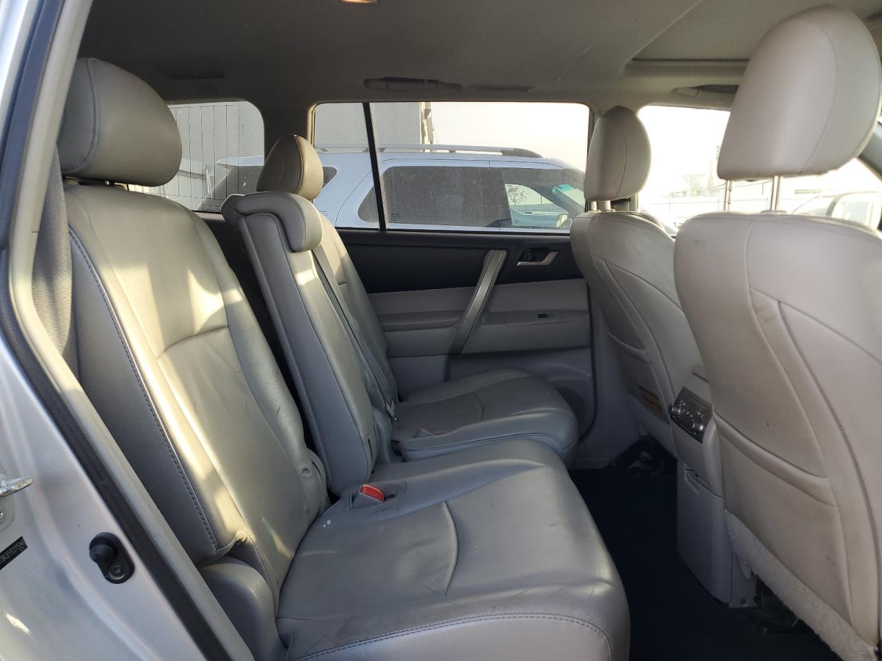 TOYOTA HIGHLANDER BASE