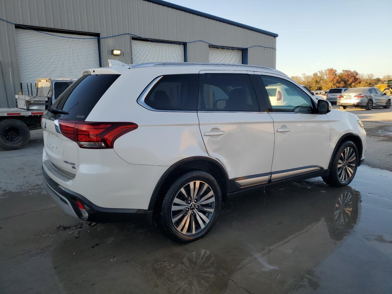 MITSUBISHI OUTLANDER SE