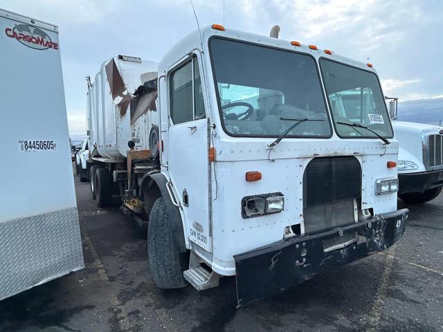 Global Auto Auctions: 2003 PETERBILT TRACTOR 320