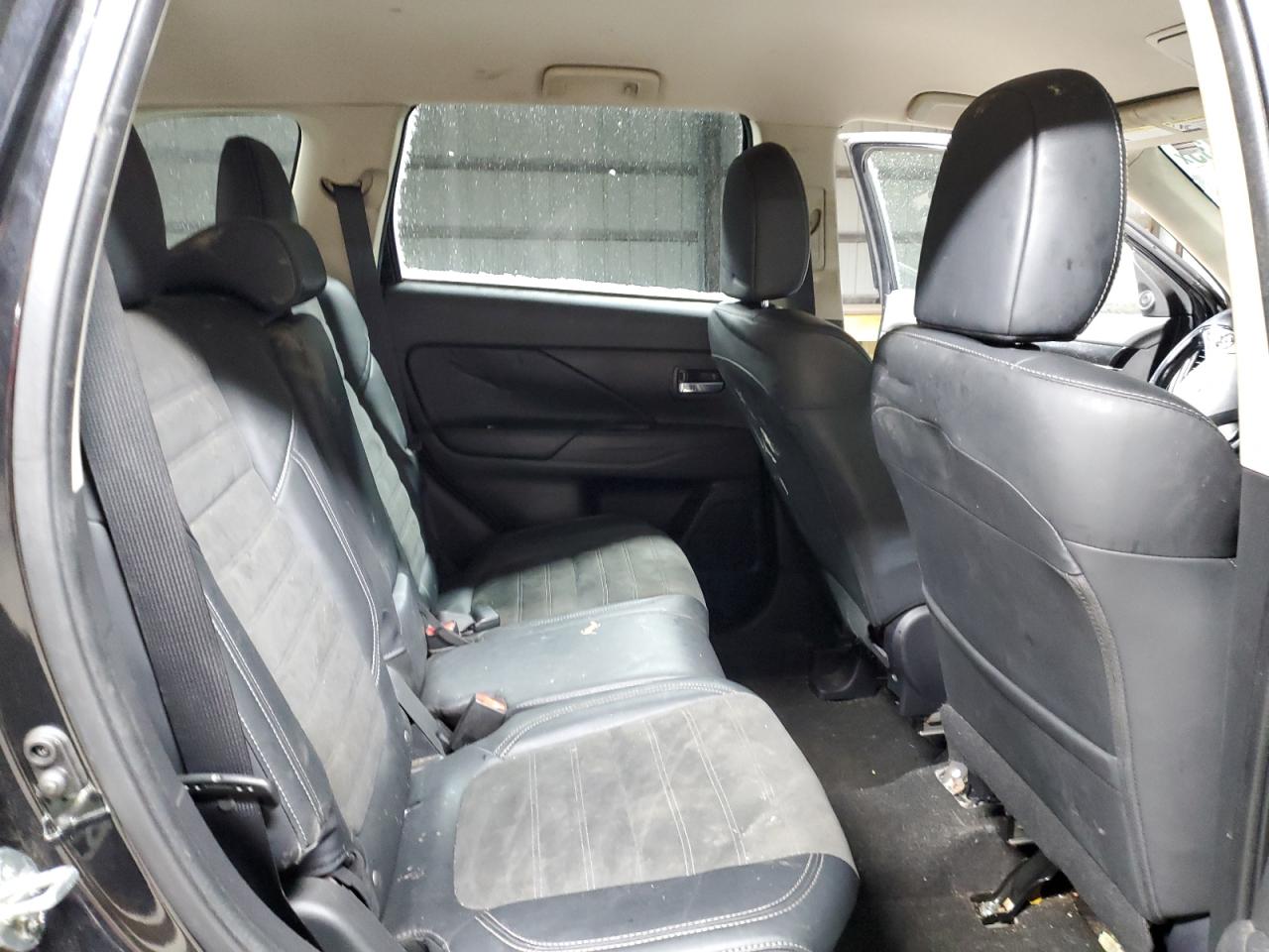 MITSUBISHI OUTLANDER SE