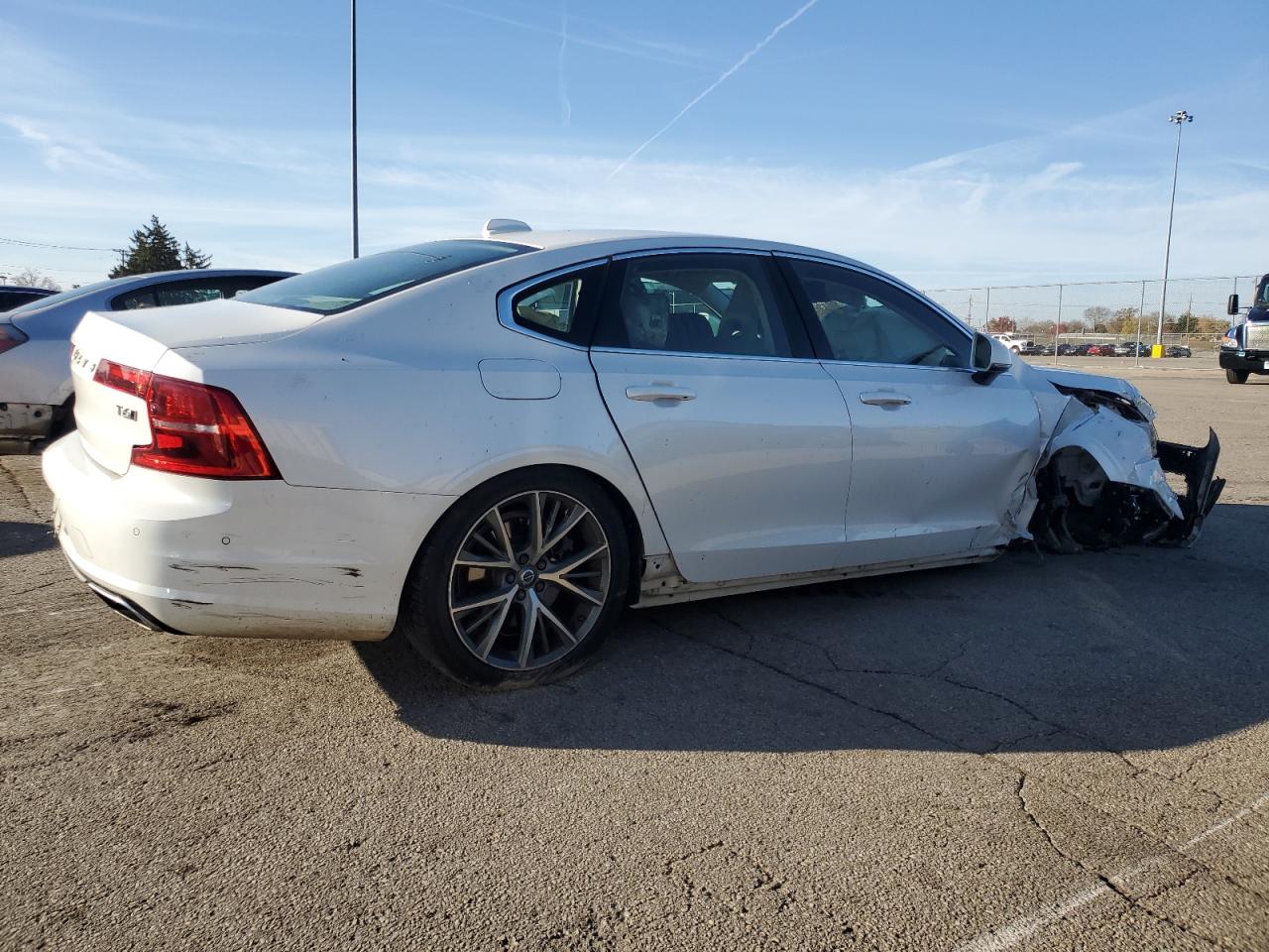 VOLVO S90 T6 MOMENTUM