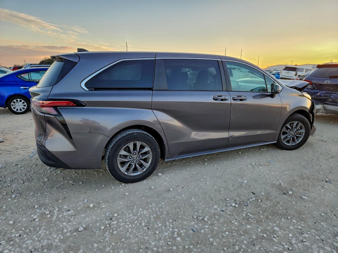 Lot #3309808416 2022 TOYOTA SIENNA LE