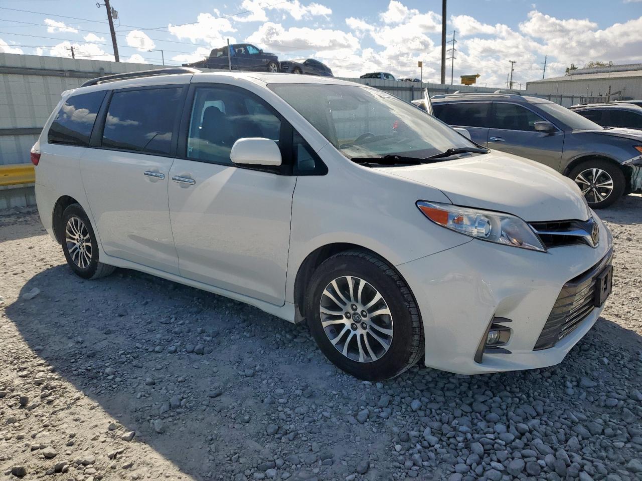 TOYOTA SIENNA XLE