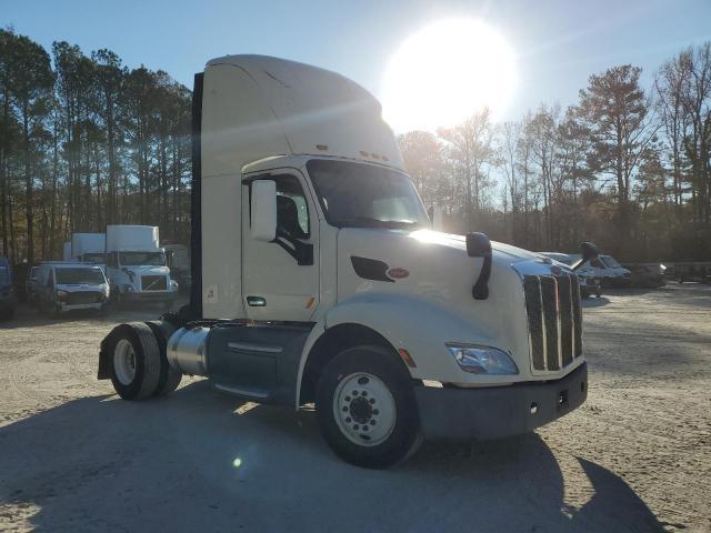 Global Auto Auctions: 2015 PETERBILT 579