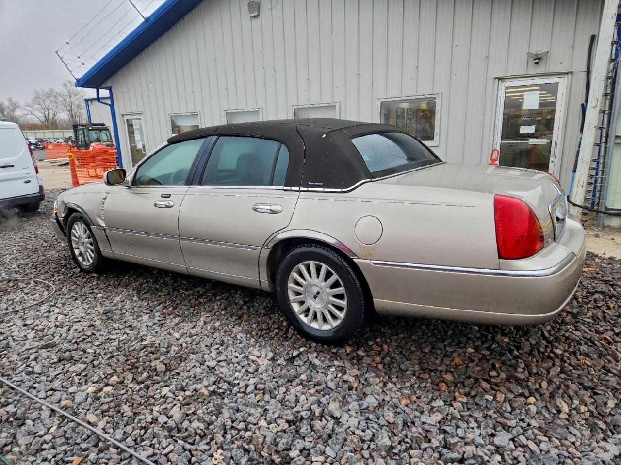 Lot #3297230416 2003 LINCOLN TOWN CAR E