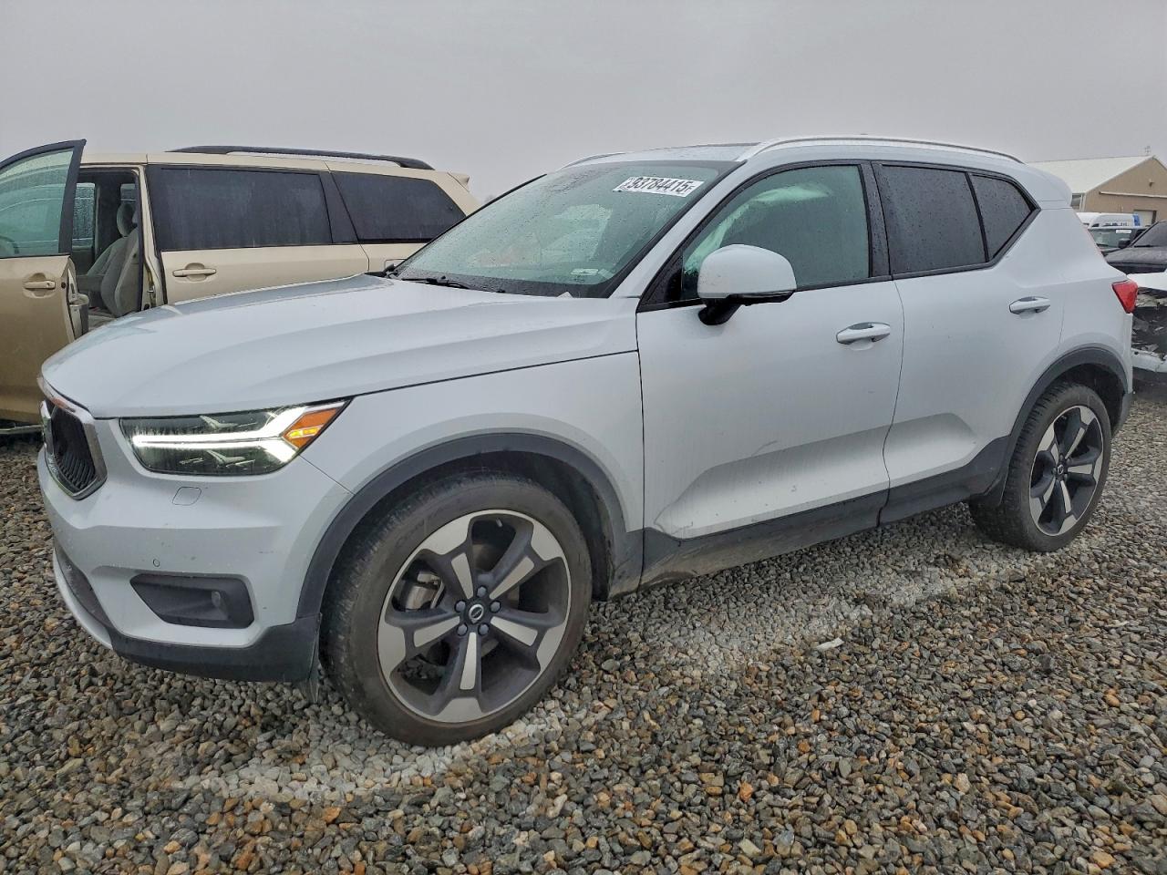 VOLVO XC40 T5 MOMENTUM
