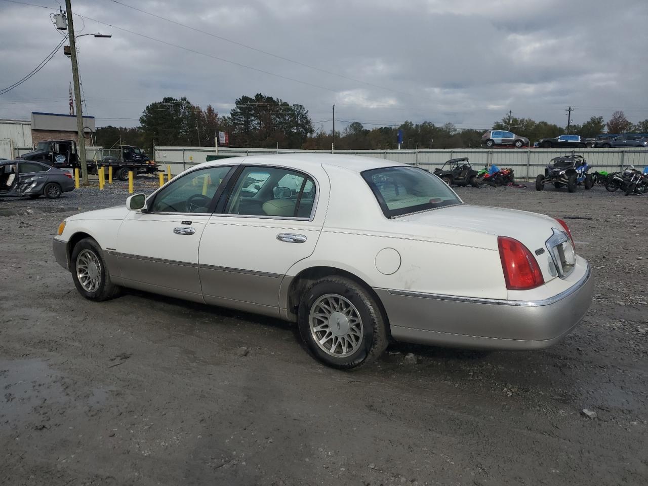 Lot #3284029846 2002 LINCOLN TOWN CAR S