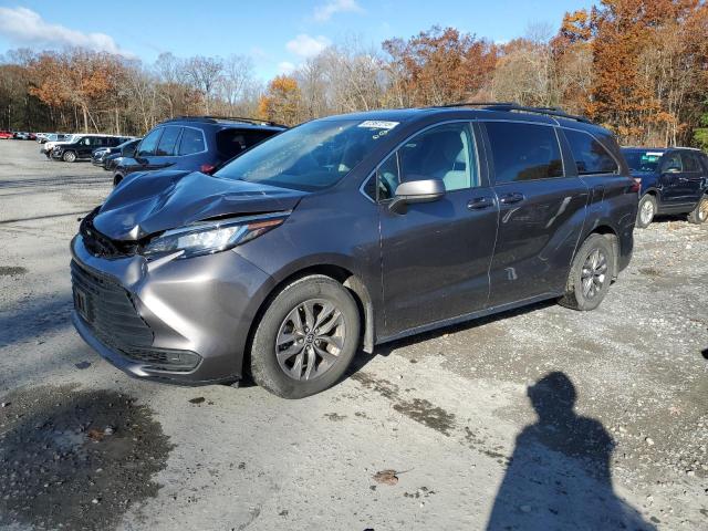 Global Auto Auctions: 2022 TOYOTA SIENNA LE