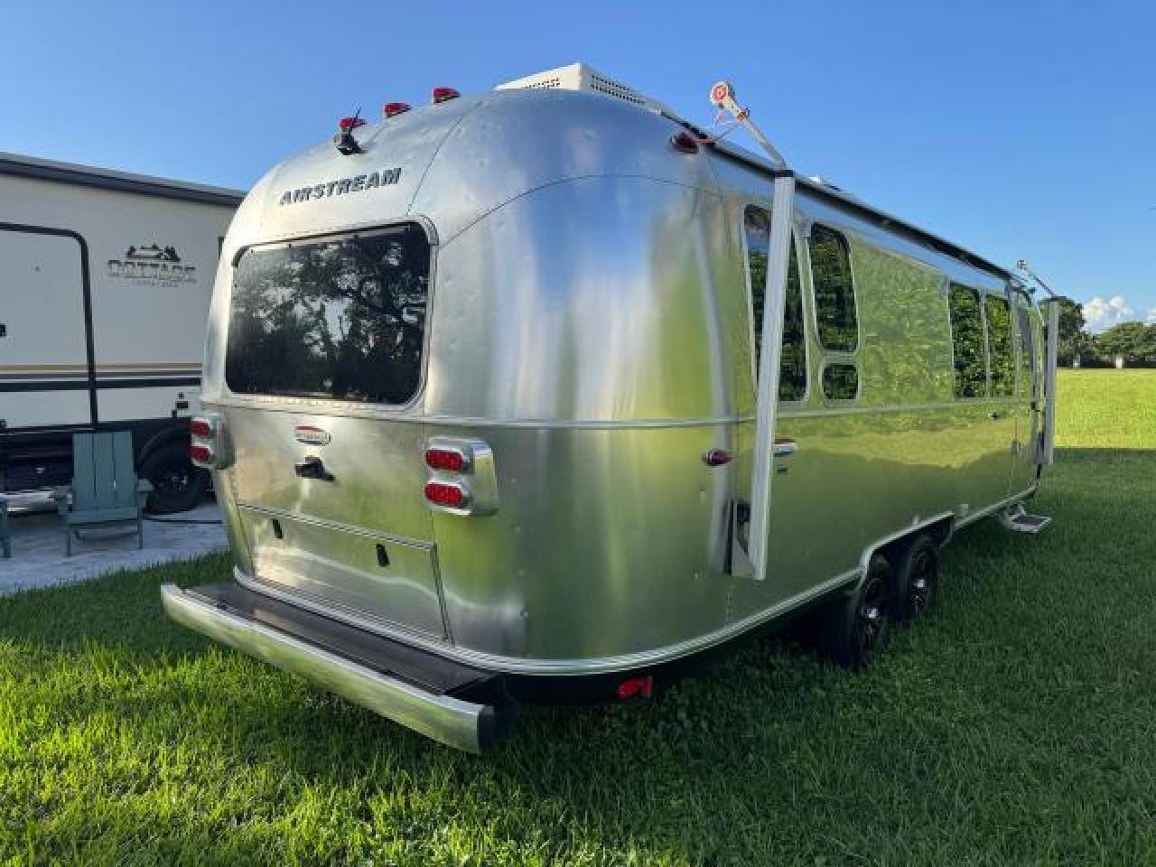 Lot #3279504286 2018 AIRSTREAM INTERL28RB