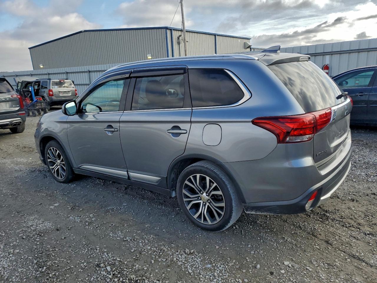 MITSUBISHI OUTLANDER SE