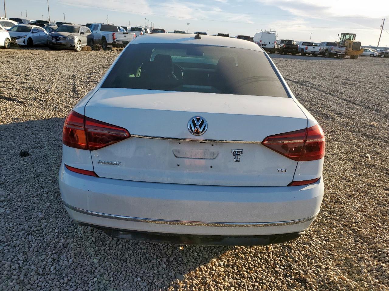 Lot #3302699100 2017 VOLKSWAGEN PASSAT R-L