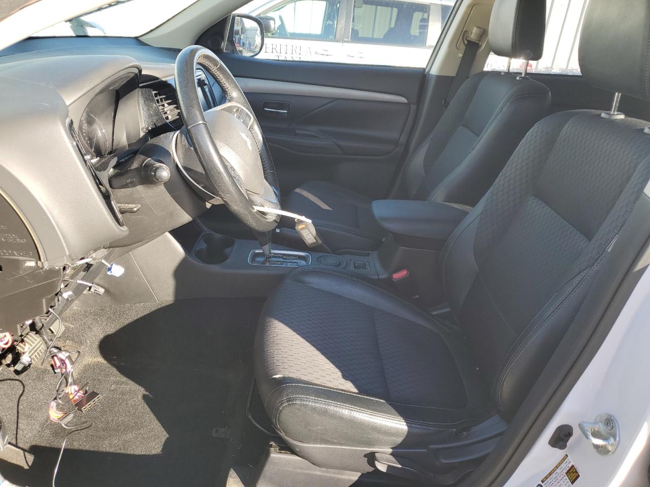 MITSUBISHI OUTLANDER SE