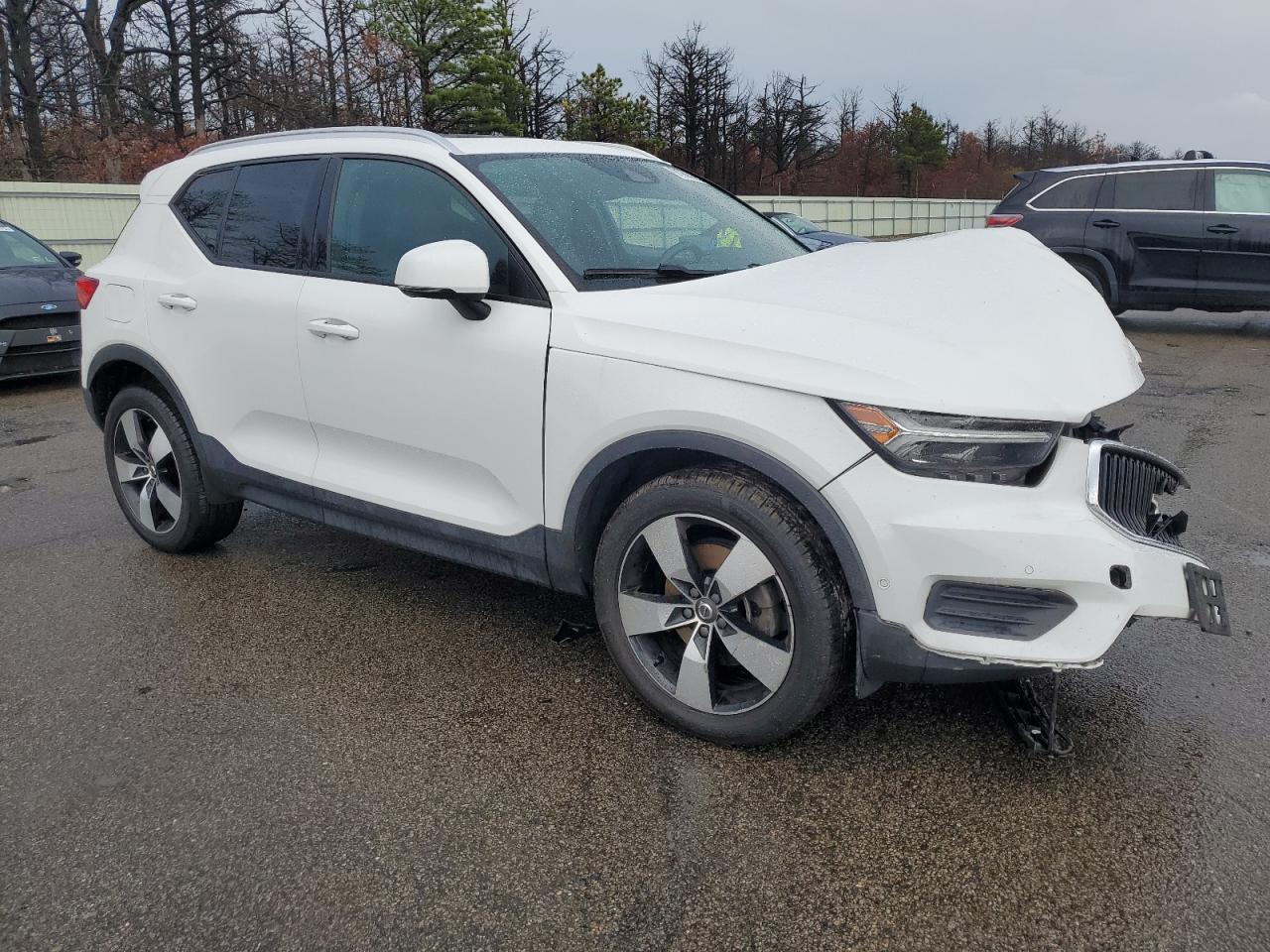 VOLVO XC40 T5 MOMENTUM