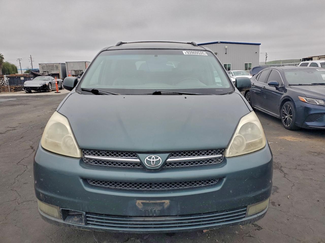 Lot #3311603325 2005 TOYOTA SIENNA XLE
