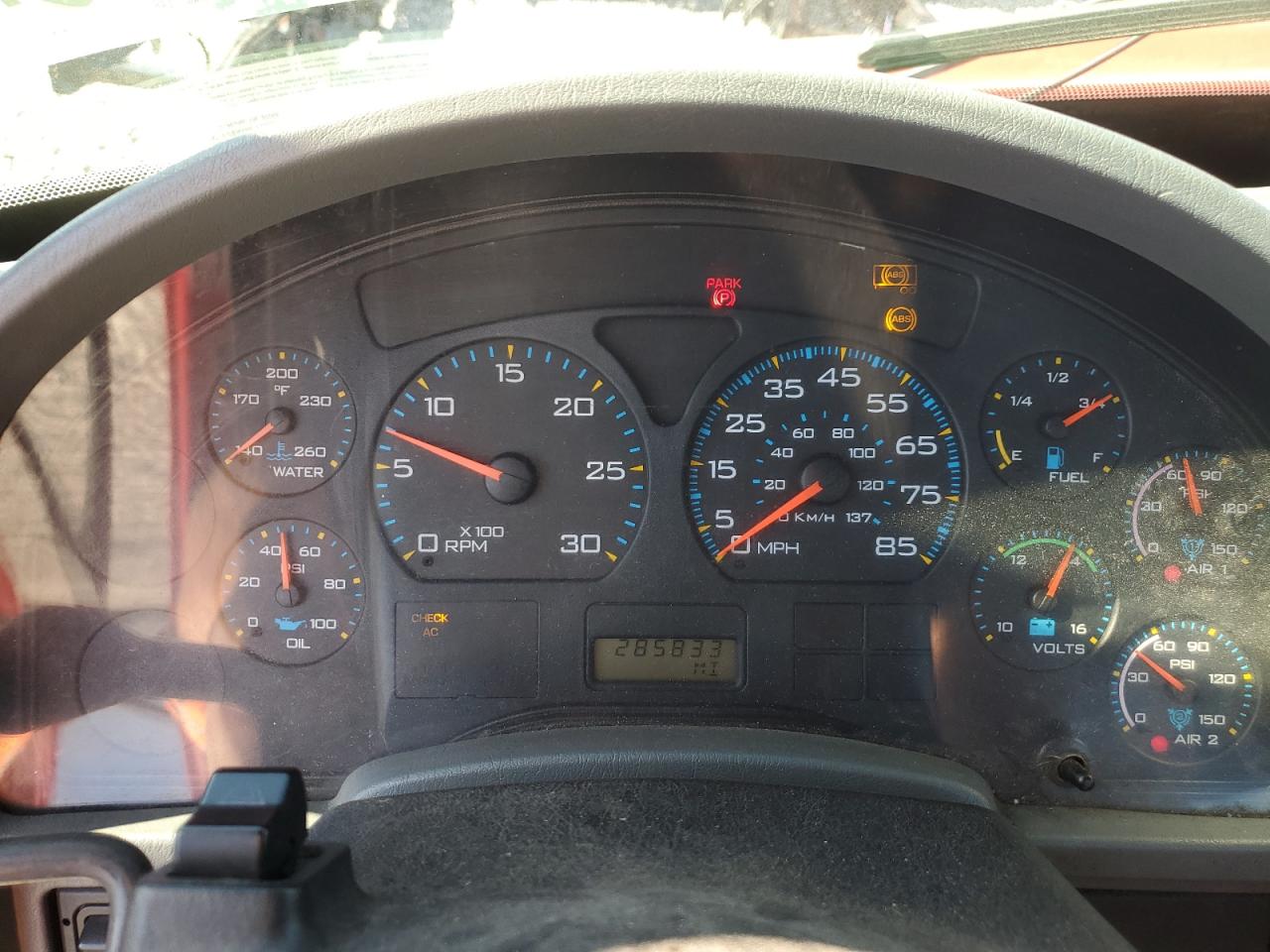 Lot #3285733706 2002 INTERNATIONAL 4400