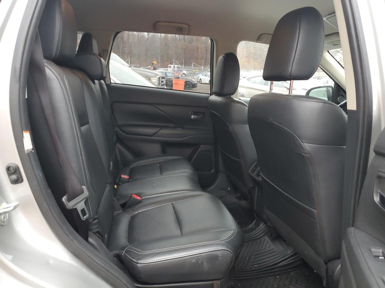 MITSUBISHI OUTLANDER SE