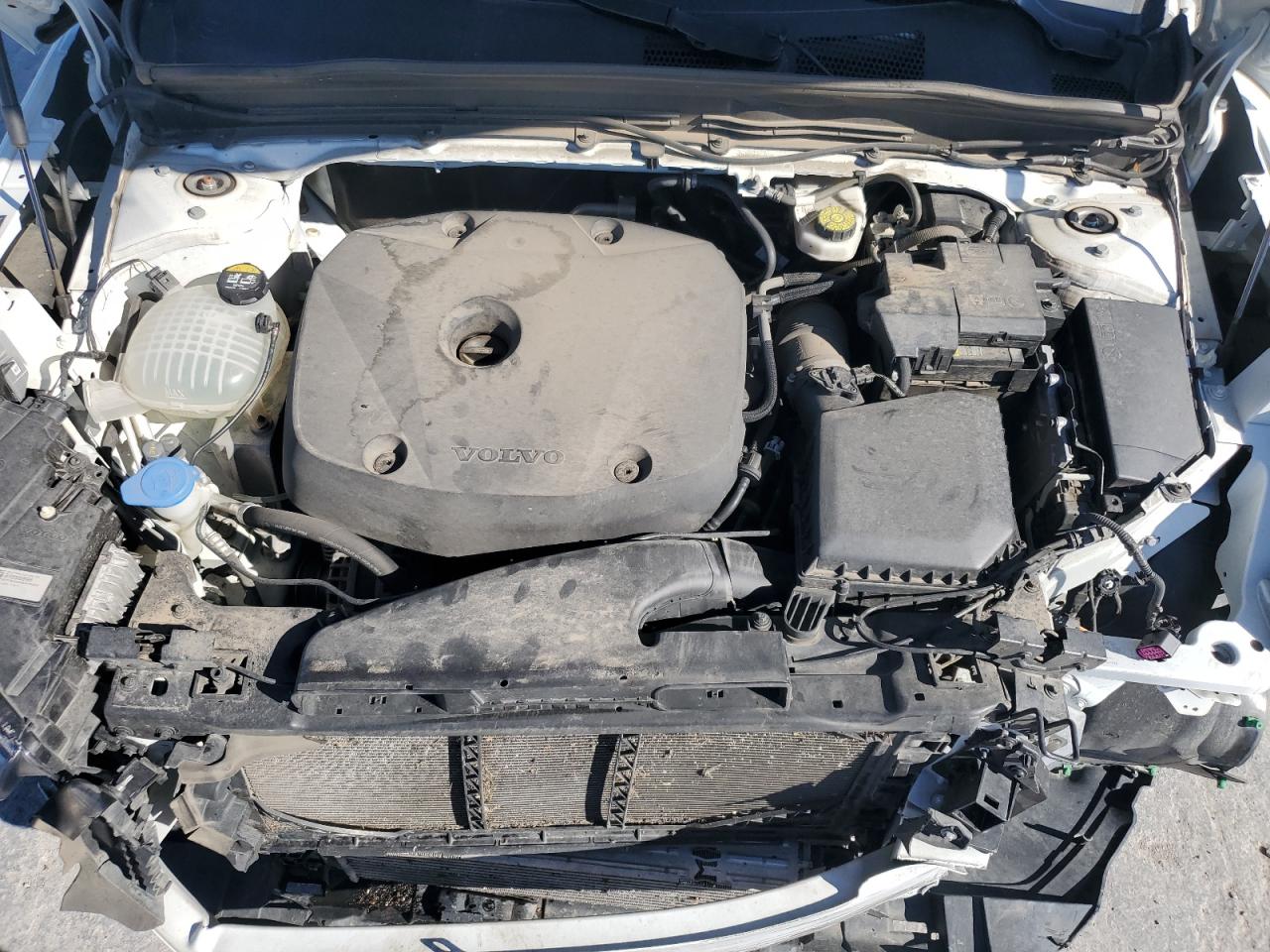 VOLVO XC40 T5 MOMENTUM