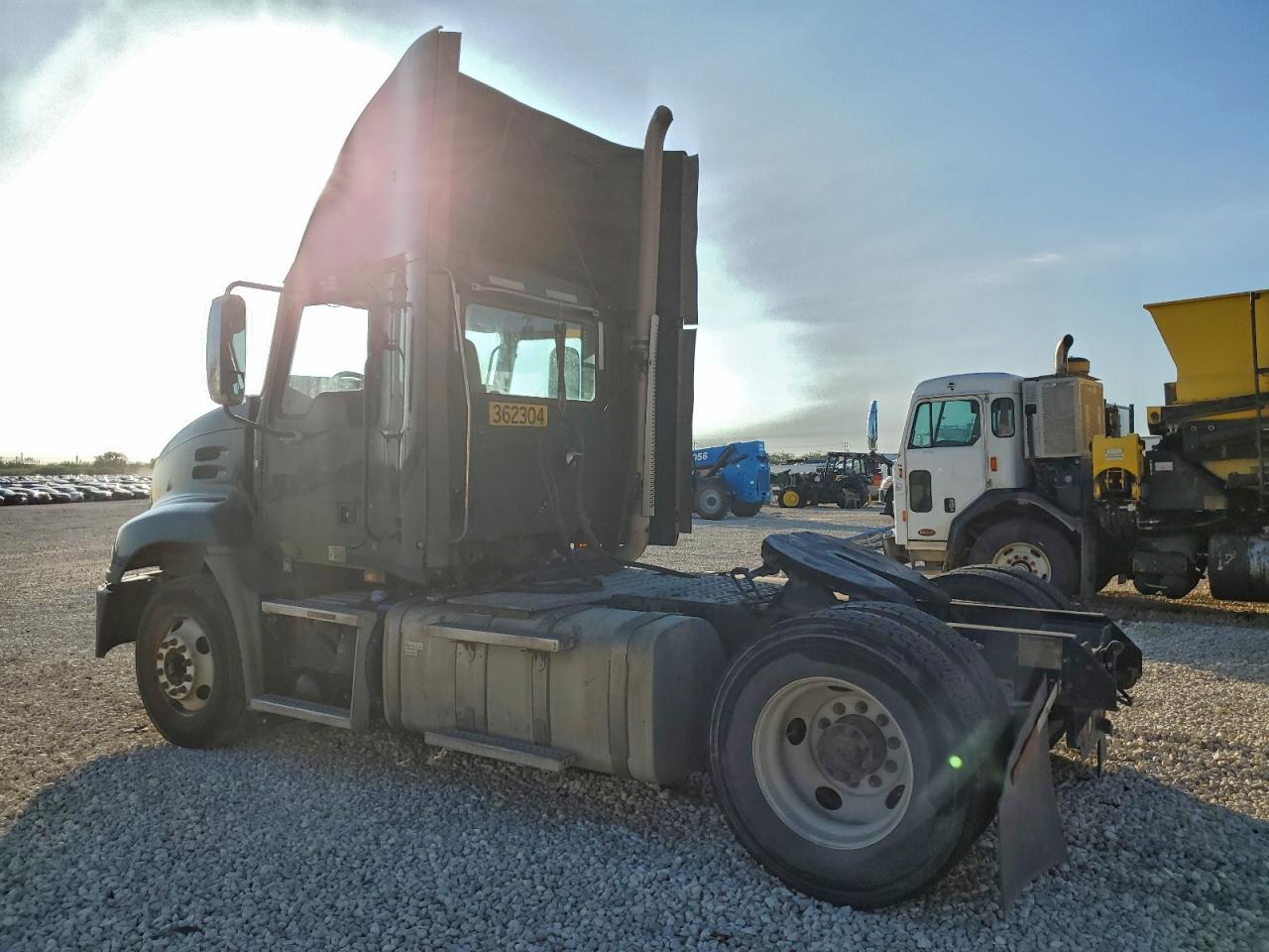 Lot #3309708916 2017 MACK 600 CXU600