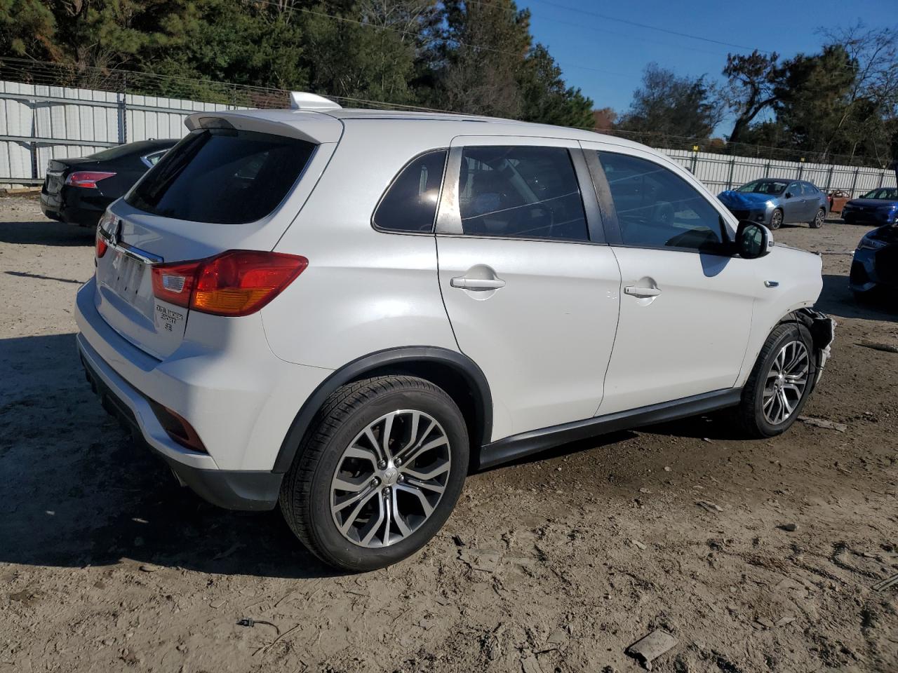 MITSUBISHI OUTLANDER SE
