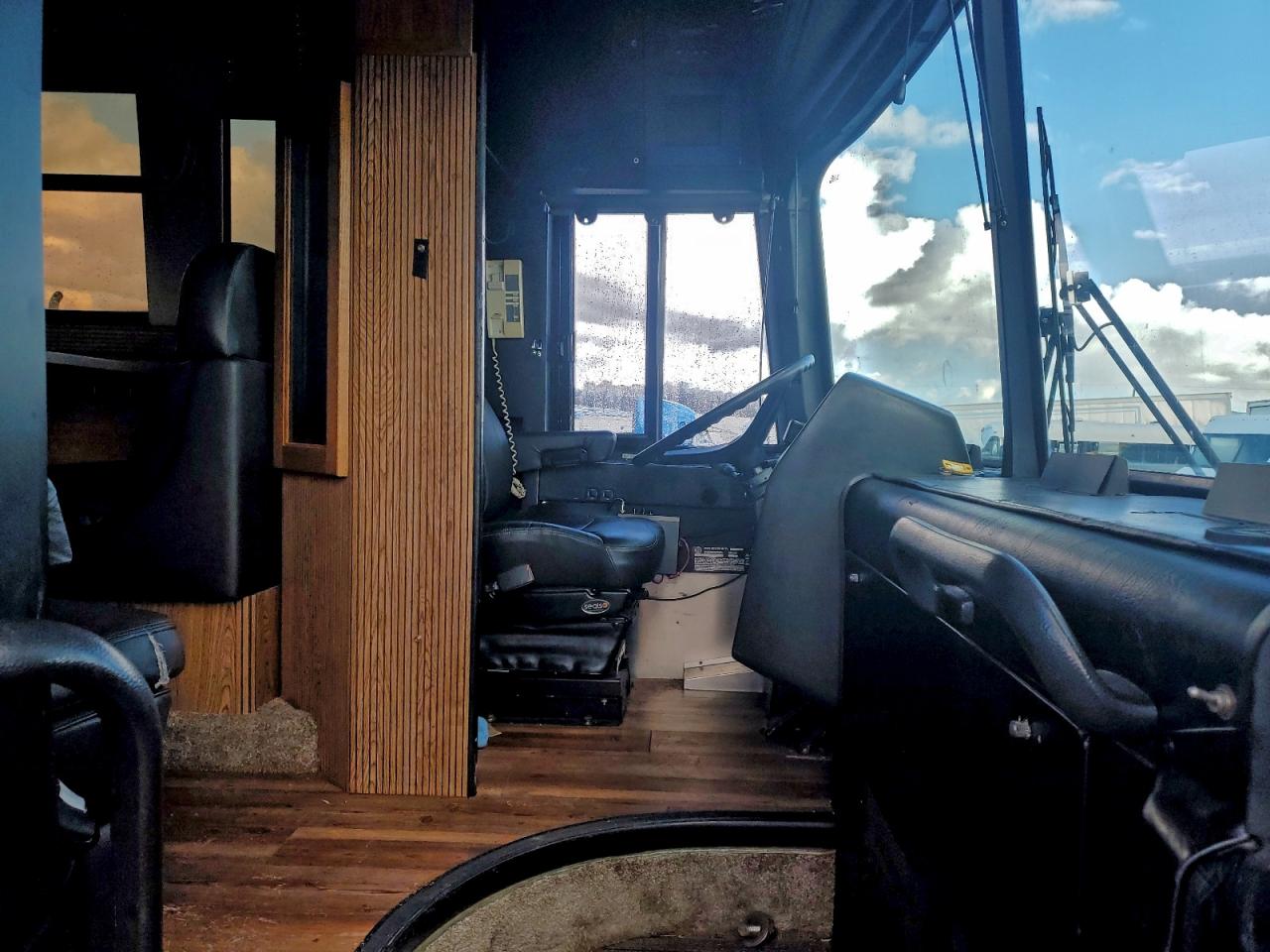 Lot #3301809339 1998 PREVOST BUS