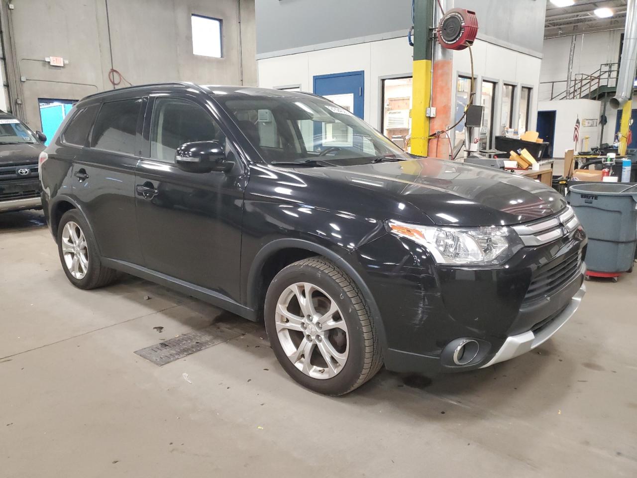 MITSUBISHI OUTLANDER SE